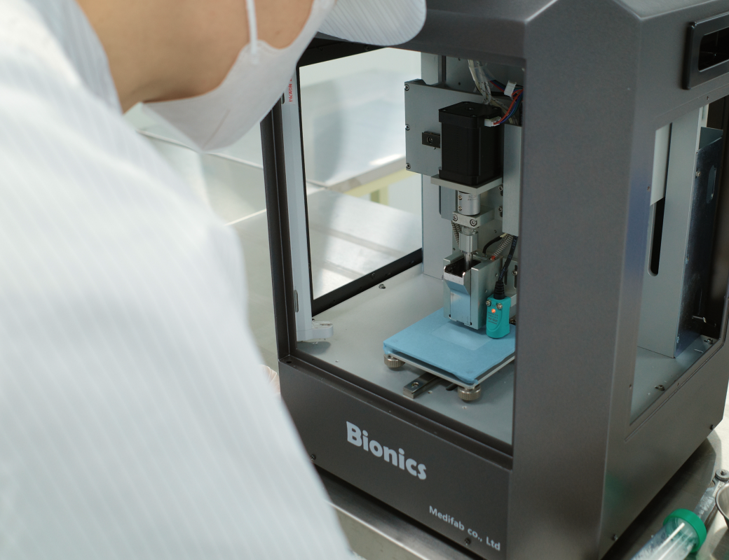 Bionics 시스템을 운영하는 MEDIFAB 연구원